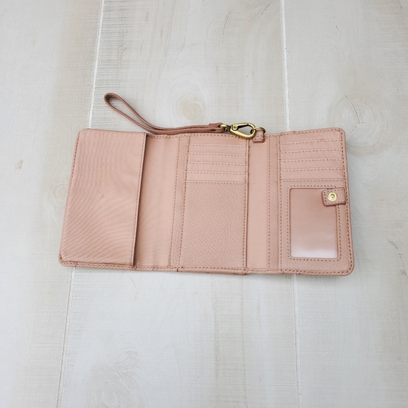 FOSSIL leather wristlet - Picture 6 of 6